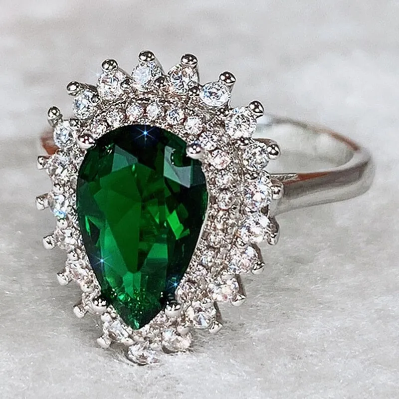 Bright Elegant Emerald Pear-shaped Ring