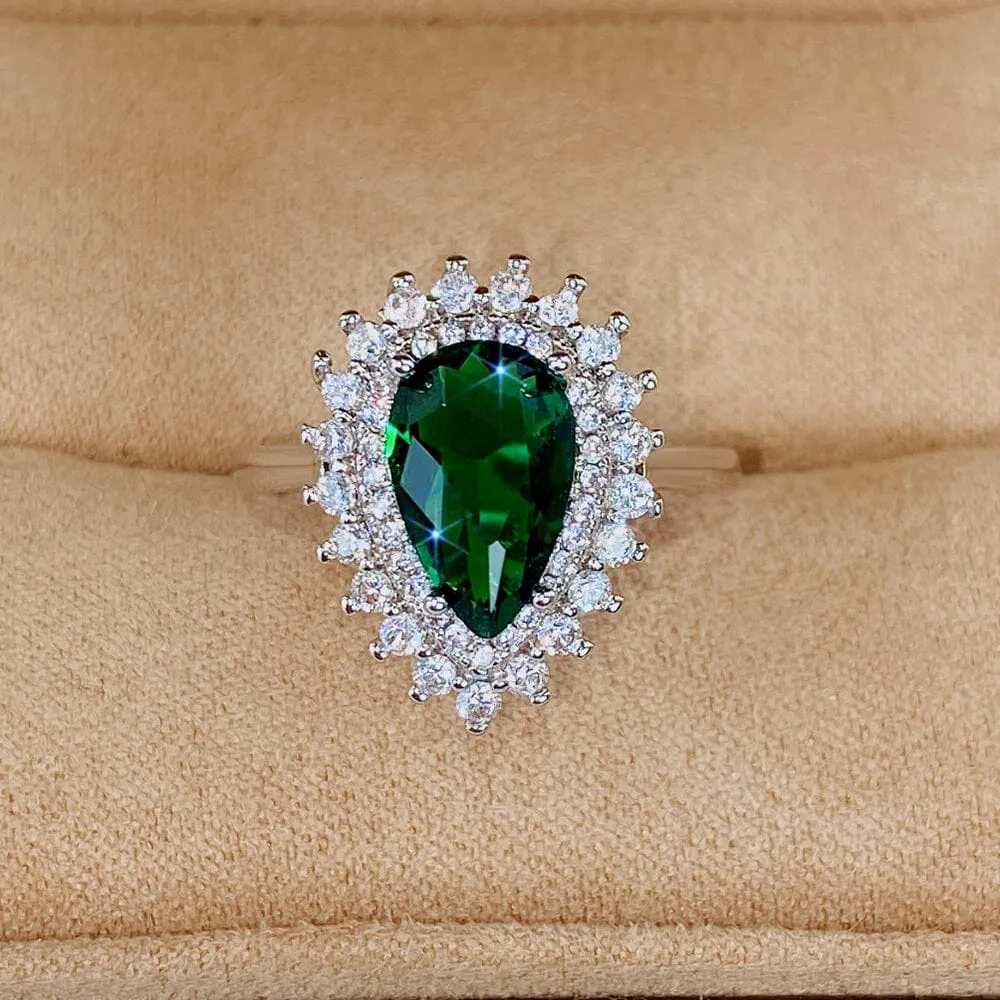 Bright Elegant Emerald Pear-shaped Ring