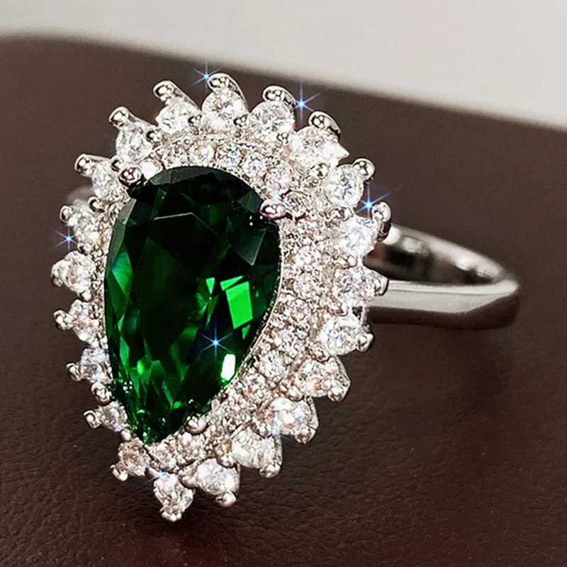 Bright Elegant Emerald Pear-shaped Ring