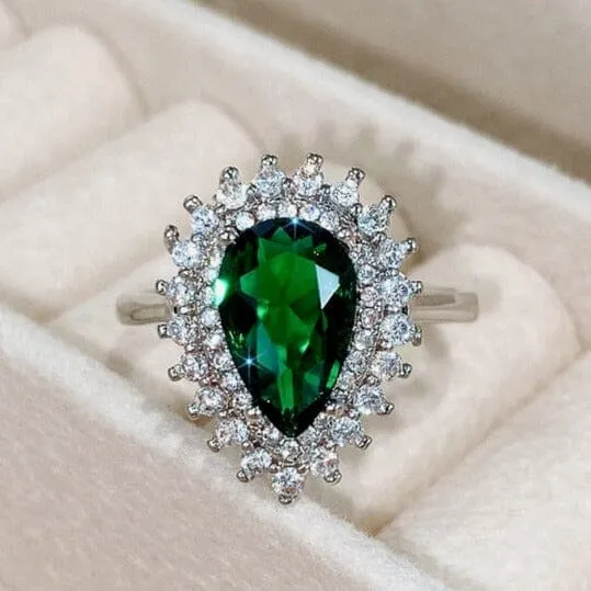 Bright Elegant Emerald Pear-shaped Ring