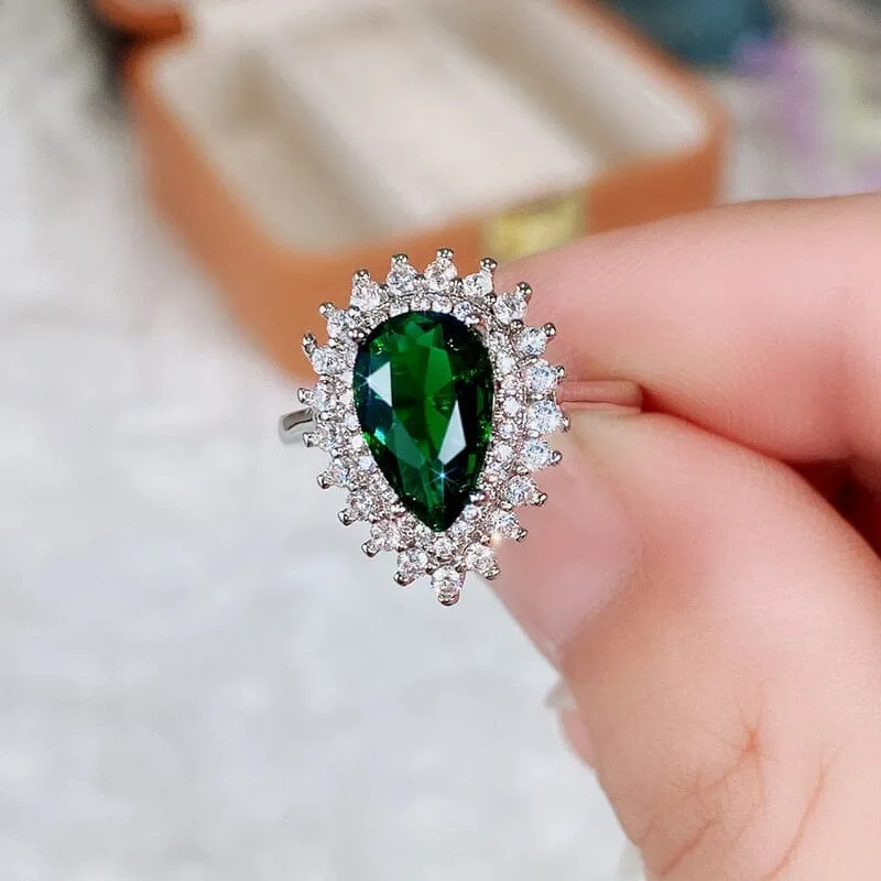 Bright Elegant Emerald Pear-shaped Ring