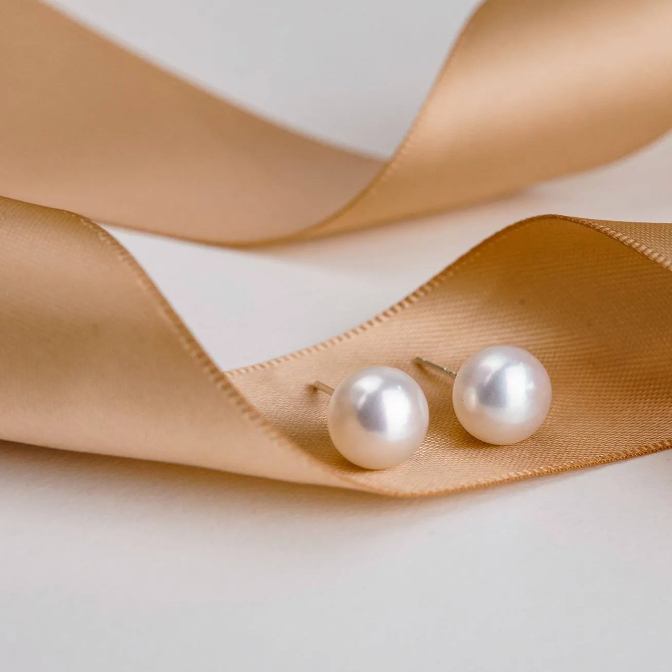 Elegant Freshwater White Round Pearl Stud Earrings WE00708