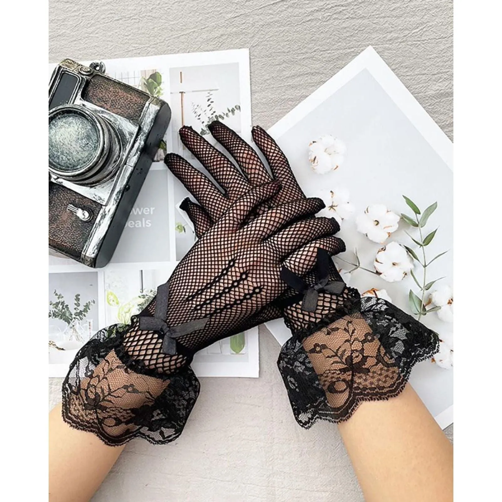 Elegant Lace Trim Gloves